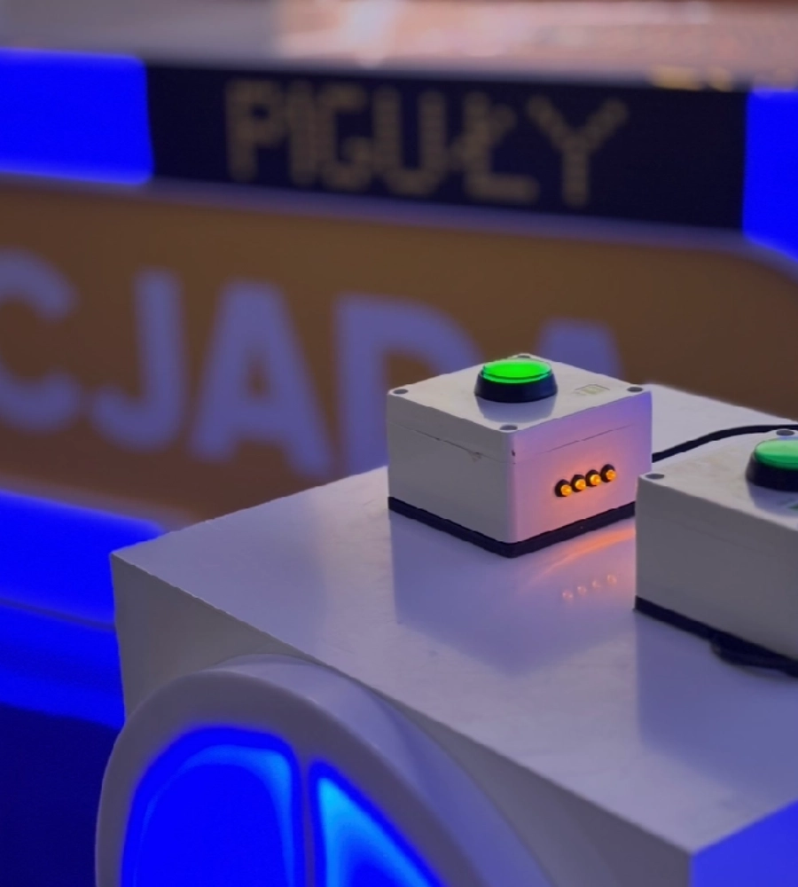 Buzzery z teleturnieju Familiada organizowanego przez MultiSkill.