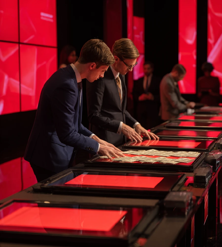 Studio teleturnieju Postaw na Milion z charakterystycznymi stołami i zapadniami.